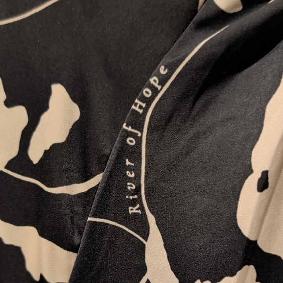 Elegant Black and White Women's Dress - Picture 4 of 15